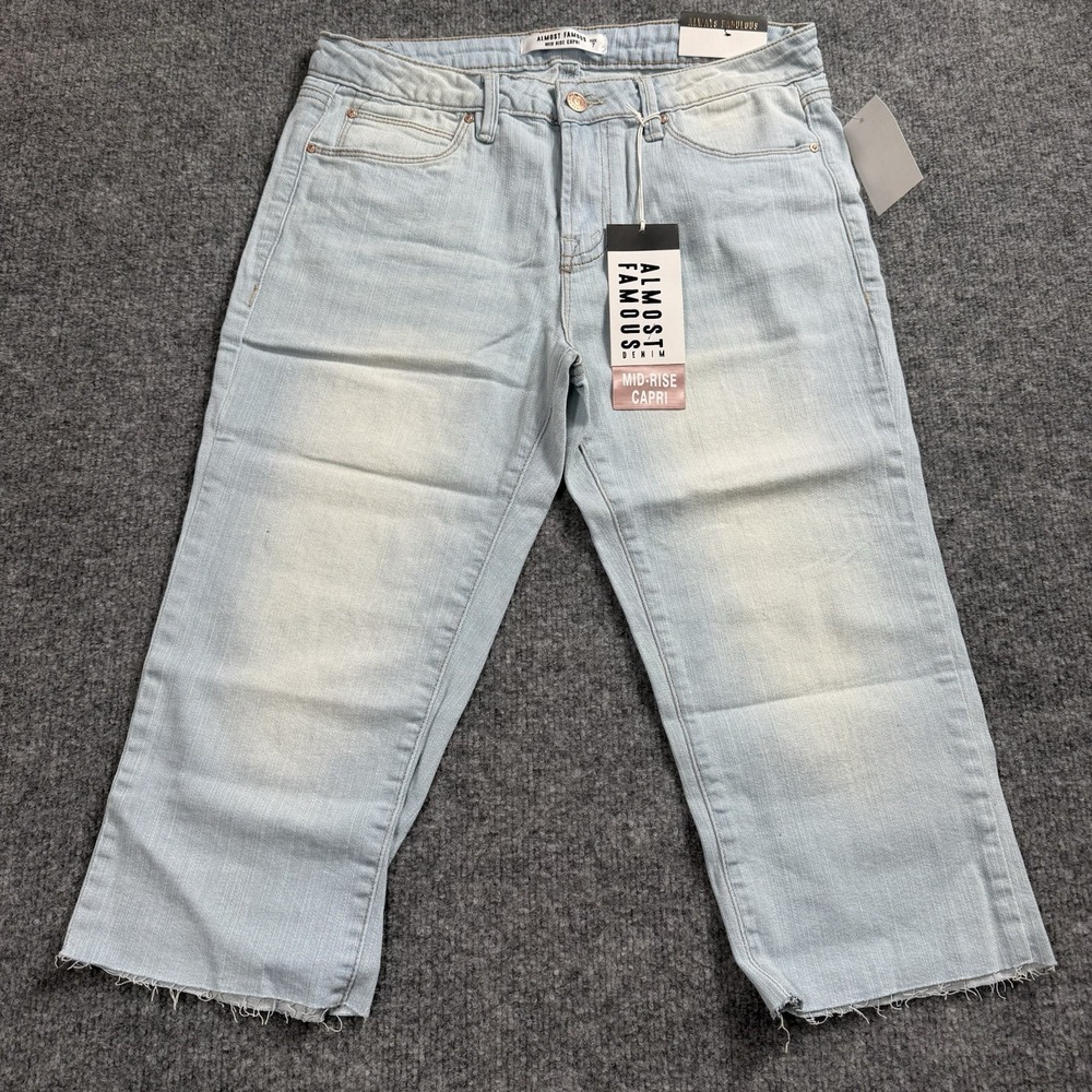Almost Famous Mid-Rise Capri Jeans Light Wash Raw Hem Denim Size 7‎